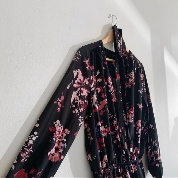 Floral romper with long sleeves and v neckline - Picture 3 of 8